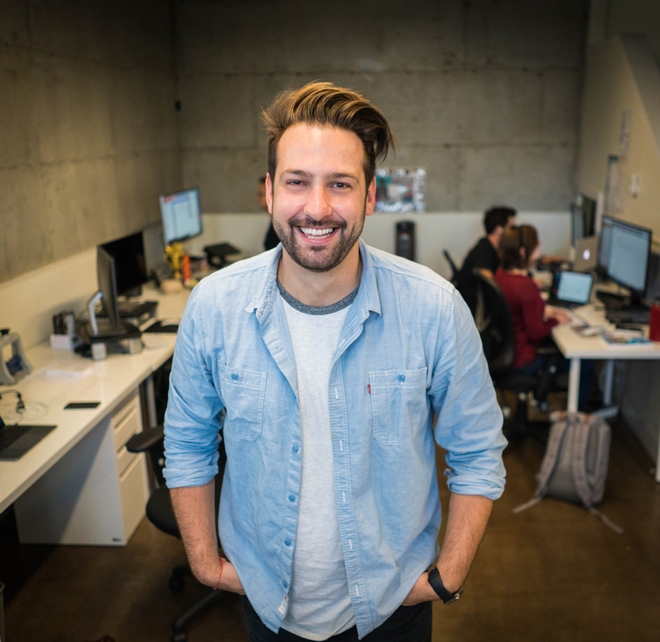 Hombre con barba sonriente en una oficina